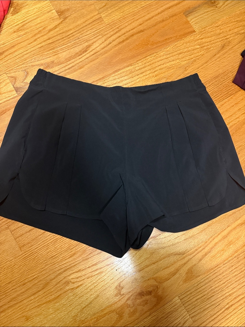 Lululemon Black Women's Pleated Front Shorts size 6